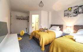 4 Dbl Beds, Modern Apartment, Free Parking And Home-From-Home